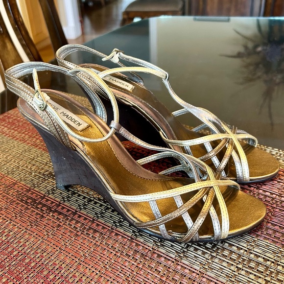 Steve Madden Bronze, Gold & Silver Strappy Sandals with Wedge Heels Size 10 - Picture 5 of 7